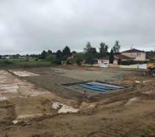 Empierrement terrasse, on voit l'emplacement de la future piscine au fond &agrave; gauche :)