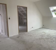 En attendant l arrivée du carrelage, on s attaque au ponçage de l étage , peu de travail , super travail des enduiseurs