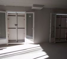 Salle &agrave; manger, volets ferm&eacute;s