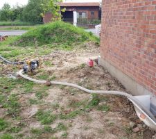 Installation de la moto-pompe afin de vider les 80 m3 d'eau dans le vide sanitaire