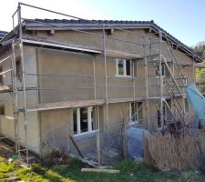 Pose du crépi de fond sur l'ensemble de la maison