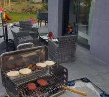 1 er barbecue sur la terasse la partie en beton est prévu pour pouvoir accueillir un spa les dalles arrivent juste dessus