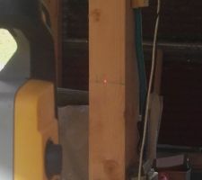 Traçage du niveau de la dalle bois, avec une station totale pro Trimble : le point laser pour repérer (on regarde dans l'oeilleton pour le positionnement au millimètre)