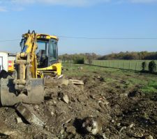 Enl&egrave;vement gravas pour la pr&eacute;paration du terrassement. terrain d&eacute;limit&eacute; par le grillage