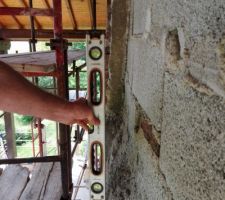 D&eacute;calage entre mur en pierre et sur&eacute;l&eacute;vation en moellons