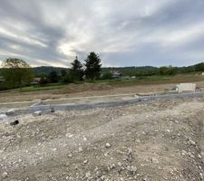 Le terrain dans toute sa largeur et l?entr&eacute;e de garage pr&eacute;vue... en plein milieu !