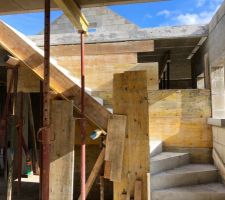 Escalier, en cours de sèche.