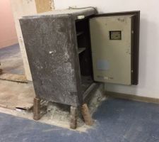 Démontage du coffre fort (vide malheureusement) ...