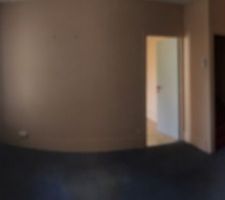 Première salle arrière qui comportée un bureau ...