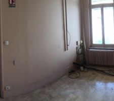Seconde salle arrière qui comportait un second bureau ...