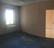 Vue générale du premier bureau et de la porte donnant accès à l'extension arrière ...