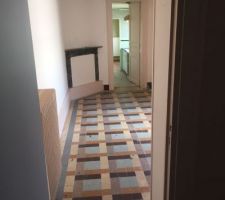 Présentation de l'extension :
construite en brique et couverture fibrociment amianté... L'extension comporte en totalité quatre pièce ... 
Vue sur la première pièce ...