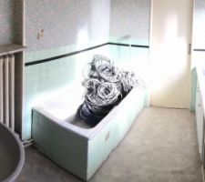 Pr&eacute;sentation de la troisi&egrave;me pi&egrave;ce de l'extension ... 
Cette pi&egrave;ce comporte un point d'eau (&eacute;vier et baignoire + lavabo ) ...