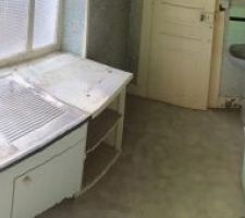 Pr&eacute;sentation de la troisi&egrave;me pi&egrave;ce de l'extension ... 
Cette pi&egrave;ce comporte un point d'eau (&eacute;vier et baignoire + lavabo ) ...