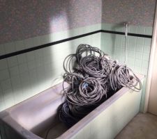 Pr&eacute;sentation de la troisi&egrave;me pi&egrave;ce de l'extension ... 
Cette pi&egrave;ce comporte un point d'eau (&eacute;vier et baignoire + lavabo ) ...