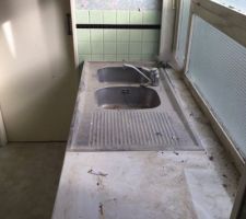 Pr&eacute;sentation de la troisi&egrave;me pi&egrave;ce de l'extension ... 
Cette pi&egrave;ce comporte un point d'eau (&eacute;vier et baignoire + lavabo ) ...