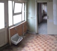 Vue sur la cloison s&eacute;parant la troisi&egrave;me et la seconde pi&egrave;ce ...