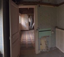 Vue sur la cloison s&eacute;parant la deuxi&egrave;me et troisi&egrave;me pi&egrave;ce de l'extension ...