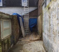 Démontage du mur en brique délimitant la première et seconde pièce de l'extension ...