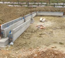 Début de la pose des longrines préfabriquées béton - Oc Résidences