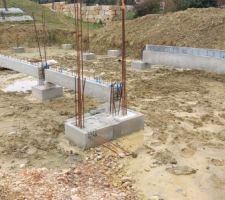 Début de la pose des longrines préfabriquées béton - Oc Résidences