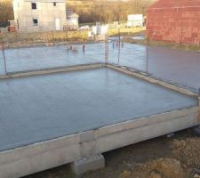 Dalle de compression du plancher de la maison et dallage du garage coulé.