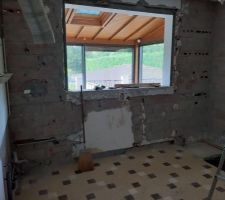 Tr&eacute;mie d'escalier &agrave; rallonger vue de dessus + fen&ecirc;tre en cours d'ouverture, et mention sp&eacute;ciale au carrelage