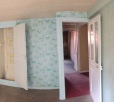 Vue sur l'une des quatre chambres à l'étage (superficie est d'environ 16 m2) ... 
L'ensemble des pièces à l'étage est constitué de bourre eu niveau des murs et des plafonds . Le sol est recouvert d'un revêtement synthétique ...