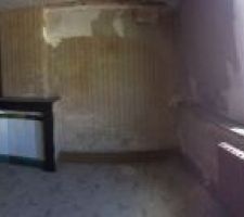 Vue sur la troisième chambre à l'étage (superficie est d'environ 16 m2) ... 
Cette chambre est la plus impactée par des traces d'humidité . - - -