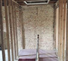 Je m'attaque maintenant aux murs en brique formant le contour de l'&eacute;tage ....