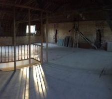 Je m'attaque maintenant aux murs en brique formant le contour de l'&eacute;tage ....