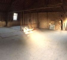 Je m'attaque maintenant aux murs en brique formant le contour de l'&eacute;tage ....