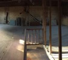 Je m'attaque maintenant aux murs en brique formant le contour de l'&eacute;tage ....