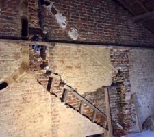 D&eacute;montage du conduit de la chemin&eacute;e... L'ancien n'&eacute;tant pas &eacute;tanche et le tuyau d'&eacute;vacuation &eacute;tant coup&eacute; &agrave; un endroit , je d&eacute;cide de le remplacer sur la totalit&eacute; ...