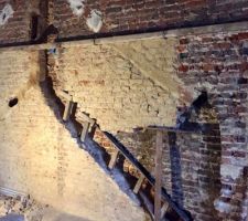 D&eacute;montage du conduit de la chemin&eacute;e... L'ancien n'&eacute;tant pas &eacute;tanche et le tuyau d'&eacute;vacuation &eacute;tant coup&eacute; &agrave; un endroit , je d&eacute;cide de le remplacer sur la totalit&eacute; ...