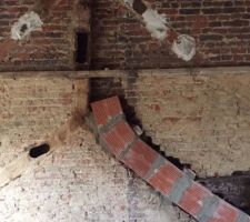 Montage du nouveau conduit avec un mortier &agrave; la chaux ...