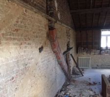 Montage du nouveau conduit avec un mortier &agrave; la chaux ...