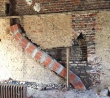 Montage du nouveau conduit avec un mortier &agrave; la chaux ...