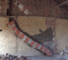 Remontage du mur et fixation d&eacute;finitive du conduit ...