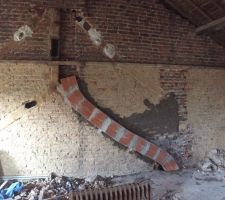 Remontage du mur et fixation d&eacute;finitive du conduit ...