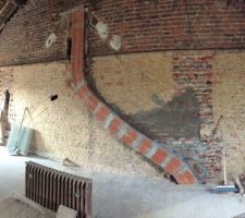 Finalisation du conduit d'&eacute;vacuation de fum&eacute;e de la chaudi&egrave;re &agrave; gaz pr&eacute;sente dans la cave ... Restera le tubage &agrave; effectuer ...
