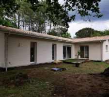 Terrasse provisoire en palette recouverte de gazon synthétique