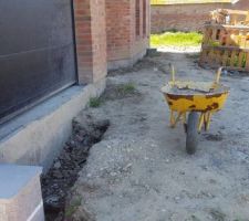 Début de tranchée devant le garage