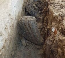 Autre trésor du terrain. Pour se rendre compte de la taille du bloc, la tranchée fait 80cm de profondeur. Avec un peu de technique, il est sorti sans broncher ce bloc de +50kg