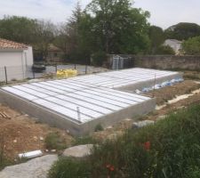 Bon du coup avec le confinement notre chantier a pris du retard. Maison Gecko a été obligé de s?arrêter car les fournisseurs étaient fermés. Mais comme vous pouvez le voir dès qu?ils ont pu reprendre cela a été fait et nous en sommes ravies.  Donc ici le vide sanitaire et le plancher. Ce que je peux dire par contre c?est que parfois,Christophe est tellement à fond dans son boulot qu?il oublie de vous prévenir qu?un nouvelle étape a été faite (bon suffit de le gronder un peu et vous voyez là pas de soucis il nous a même envoyé les photos vu que nous ne pouvons pas nous rendre sur le chantier donc ce n?est pas très grave ?)