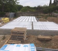 Bon du coup avec le confinement notre chantier a pris du retard. Maison Gecko a été obligé de s?arrêter car les fournisseurs étaient fermés. Mais comme vous pouvez le voir dès qu?ils ont pu reprendre cela a été fait et nous en sommes ravies.  Donc ici le vide sanitaire et le plancher. Ce que je peux dire par contre c?est que parfois,Christophe est tellement à fond dans son boulot qu?il oublie de vous prévenir qu?un nouvelle étape a été faite (bon suffit de le gronder un peu et vous voyez là pas de soucis il nous a même envoyé les photos vu que nous ne pouvons pas nous rendre sur le chantier donc ce n?est pas très grave ?)
