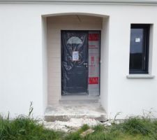 Réalisation du matricé imitation bois. Pour l'instant la teinte n'est pas bonne puisque nous avions choisi PRB Gibraltar.

Anomalies visibles à corriger: les motifs n'ont pas l'air vraiment "de niveau" ici non plus + le long des baguettes le travail n'a pas l'air propre à mi-hauteur.