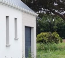 L'enduit matricé. Le motifs qui n'est pas de niveau de part et d'autre de la porte de garage.
Cela se voit depuis la rue.