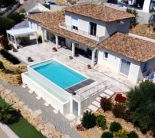 Voici, cinq ans apr&egrave;s, le r&eacute;sultat quasi final de l'ensemble maison/ext&eacute;rieurs.
Difficile &agrave; dire si nous aurions le courage de recommencer, mais on est satisfaits du r&eacute;sultat. 
Reprendrions nous le m&ecirc;me constructeur? Globalement non, &agrave; cause de certaines mesquineries inacceptables &agrave; ce niveau de prix.
La piscine a &eacute;t&eacute; un gros budget, r&eacute;alis&eacute;e par PAS Piscines MARINAL &agrave; Ollioules. Si le concept monobloc est id&eacute;al pour un tel terrain, l'apr&egrave;s vente de cette adresse est en dessous de tout! Je d&eacute;conseille.

Les commentaires seront les bienvenus.