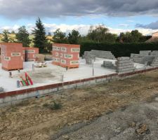 Début du montage des murs. Les écuries sont en parpaings, la maison en brique.